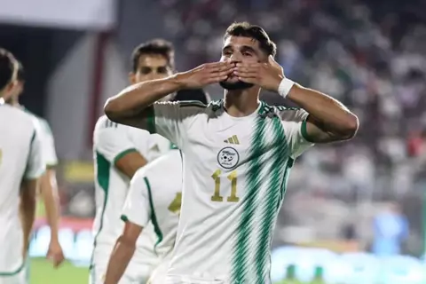 تقارير: حسام عوار يغادر معسكر الجزائر بسبب الإصابة